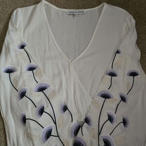 Cupcakes & Cashmere white floral embroidered blouse size M NWOT